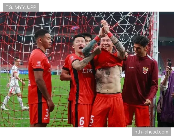 张琳芃防守能力持续提升,近期表现稳健 张琳芃防守能力持续提升,近期表现稳健